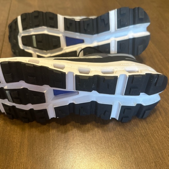 On Running Gray and Black Athletic Sneakers 8 - Picture 7 of 9